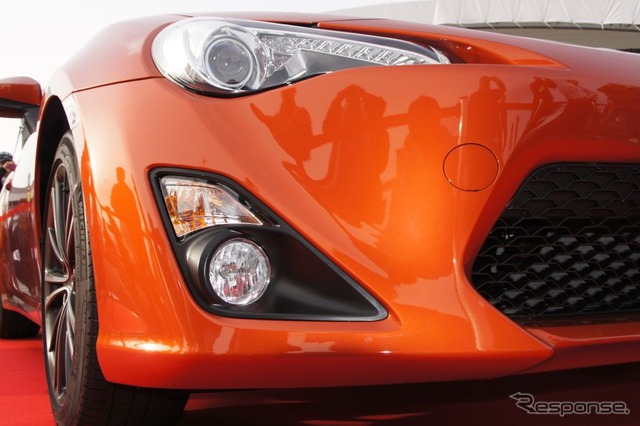 トヨタ、新型FRスポーツの車名は「86(ハチロク)」に決定