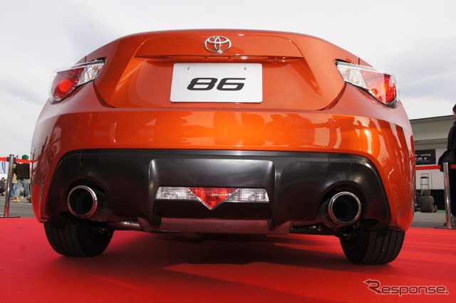 トヨタ、新型FRスポーツの車名は「86(ハチロク)」に決定
