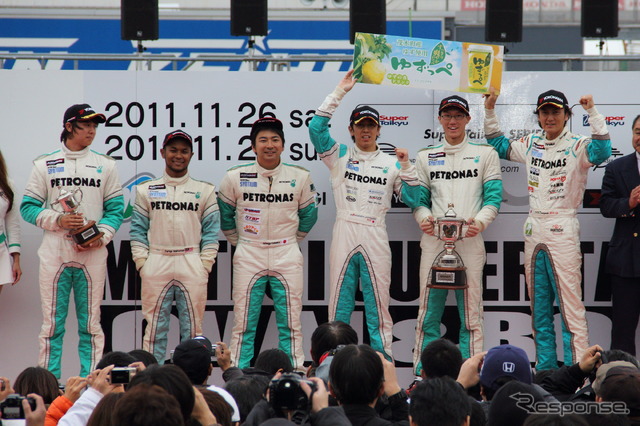 柳田真孝（右から3人目）と谷口信輝（右端）にとって、2011年は最高のシーズンとなった。