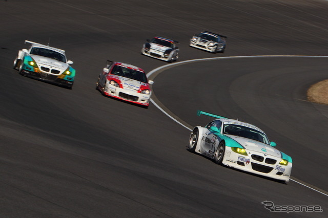 S耐マシンがオーバルコースで熾烈な戦いを演じる(26日)。
