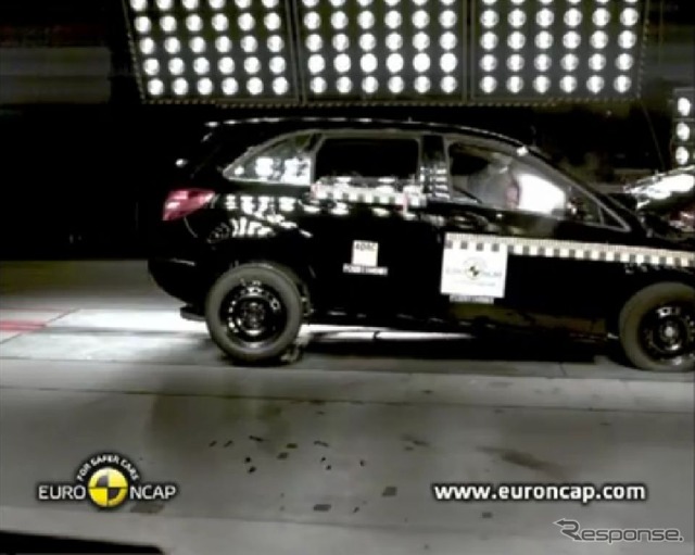 メルセデスベンツBクラスの衝突テスト(動画キャプチャー)