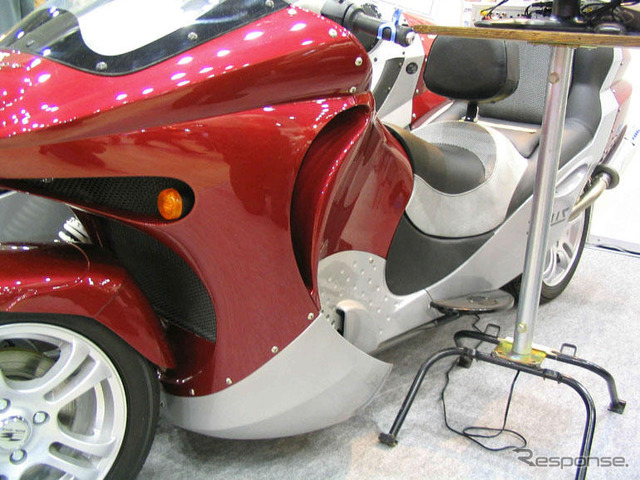 【東京モーターサイクルショー04】まさにサイド「カー」…メガゼウス