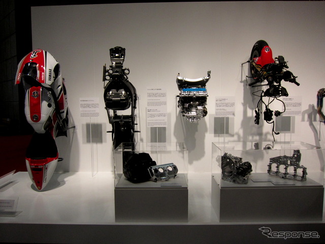 WGPレーサー「YZR-M1」のコンポーネンツ展示