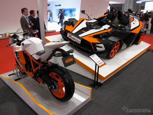 「RC8R」（手前）と「X-BOW」