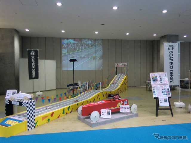 ソープボックス・ダービーのブース。