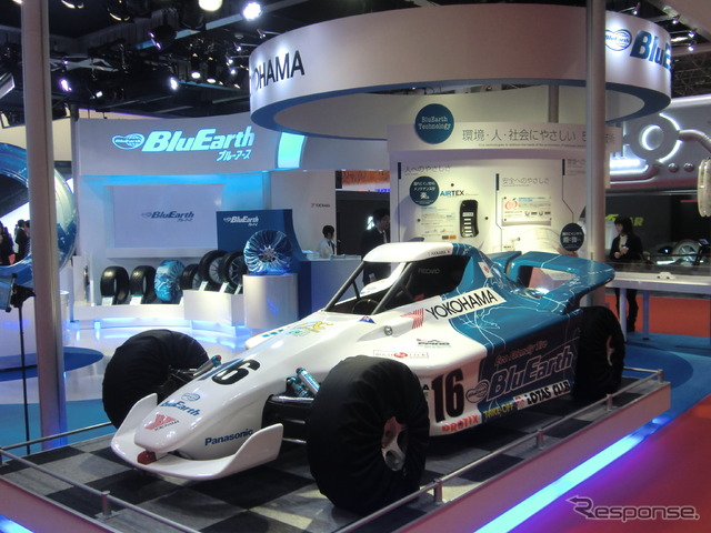 ヨコハマタイヤのブースには、パイクスピーク・ヒルクライム参戦車が展示されている。