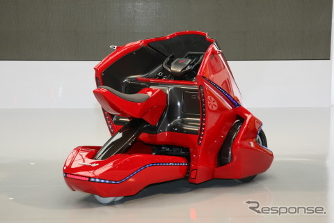 興和テムザックが出品した1名乗りの三輪EVコンセプトカー、KOBOTニュー（東京モーターショー11）