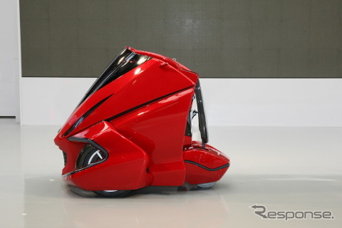 興和テムザックが出品した1名乗りの三輪EVコンセプトカー、KOBOTニュー（東京モーターショー11）