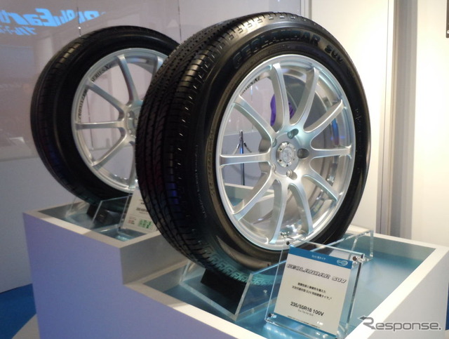 ジオランダーSUV（手前）