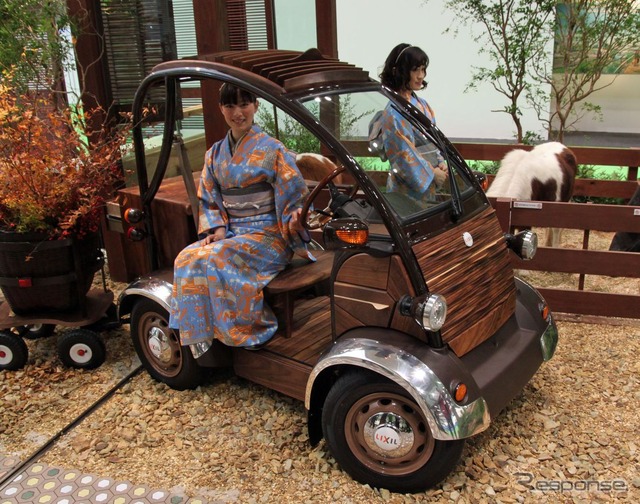 住宅設備機器と建材の総合メーカー、LIXIL（リクシル）のブースに展示された「家具のようなEV」（東京モーターショー11）