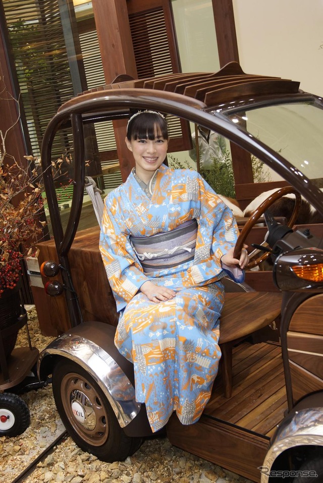 住宅設備機器と建材の総合メーカー、LIXIL（リクシル）のブースに展示された「家具のようなEV」（東京モーターショー11）