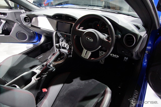 スバル『BRZ』の運転席。これはATモデル。