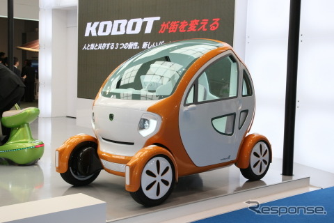 福岡県のEVベンチャー、興和テムザックが出品した2名乗りの小型EV、KOBOTパイ(東京モーターショー11)