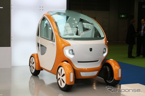 福岡県のEVベンチャー、興和テムザックが出品した2名乗りの小型EV、KOBOTパイ(東京モーターショー11)