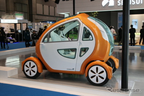 福岡県のEVベンチャー、興和テムザックが出品した2名乗りの小型EV、KOBOTパイ(東京モーターショー11)