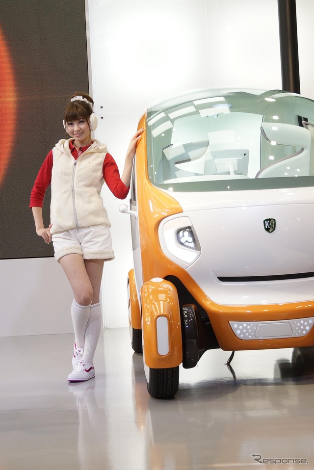 福岡県のEVベンチャー、興和テムザックが出品した2名乗りの小型EV、KOBOTパイ(東京モーターショー11)
