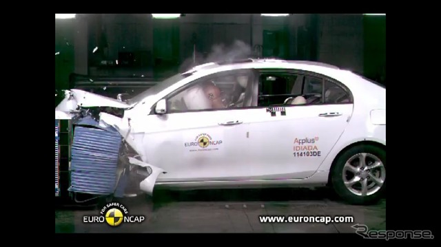 中国の吉利汽車（ジーリー）のEMGRANDブランド、『EC7』の衝突安全テスト（動画キャプチャー）