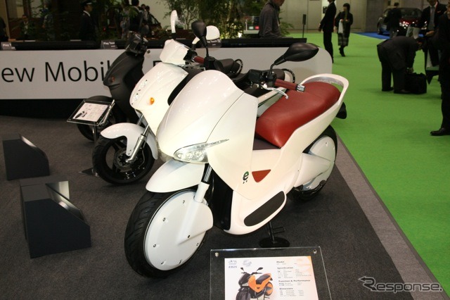 エクリーモEB25。ecomoがデザイン/設計を手掛け、今春、マレーシアにおいて同国初の国産EVスクーターとして発表(東京モーターショー11)