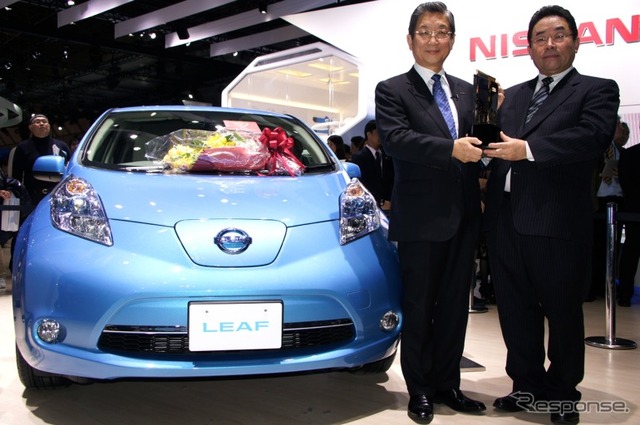 2011-2012年日本カーオブザイヤーは電気自動車の 日産リーフ。