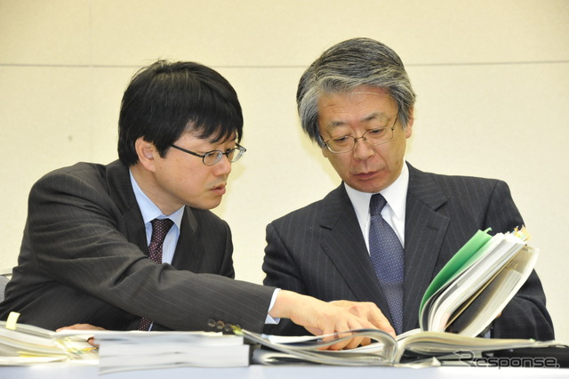 福島原発事故の中間報告会見に臨む山崎雅男副社長/右と尾野昌之GM（2日・東電本店）