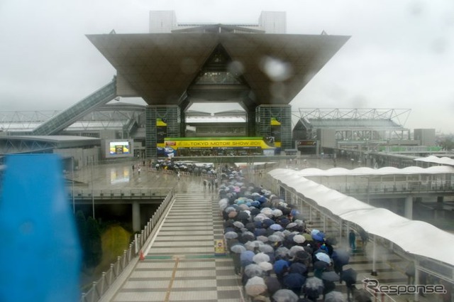 東京モーターショー2011、一般公開初日の来場者数が10万人を超えた