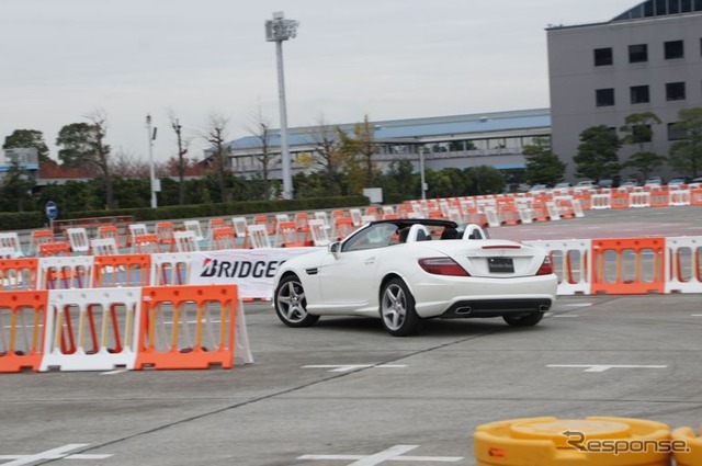 4輪車の試乗は、プロドライバーの運転による同乗試乗となる