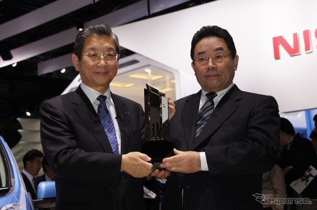 電気自動車のリーフが日本カー・オブ・ザ・イヤーに選ばれ、東京モーターショー日産ブースでは受賞報告が行われた。