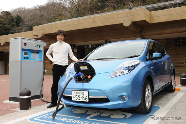 COTYを受賞した日産リーフと岡本幸一郎氏