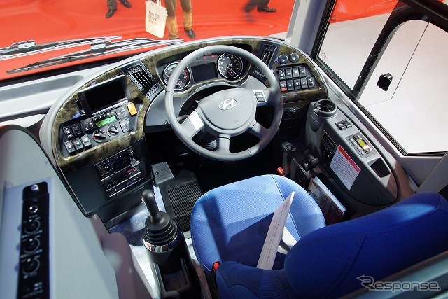 トランスミッションはZF製の6速MT。運転手からの評判も悪くないという。