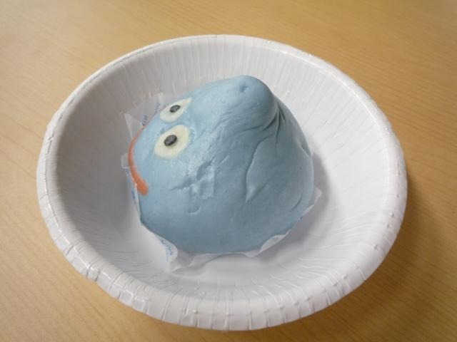 話題の「スライム肉まん」を早速買ってきた 横から見るとこんな感じ