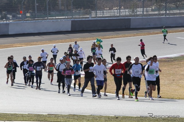 12月18日、富士スピードウェイで富士マラソンフェスタ 2011 が開催される（写真：2010年大会） 