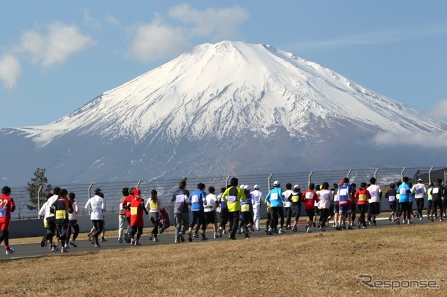 12月18日、富士スピードウェイで富士マラソンフェスタ 2011 が開催される（写真：2010年大会） 
