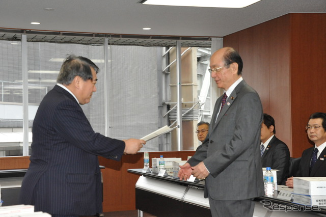 前田国交相に中間とりまとめの報告書を手渡す寺島座長（9日・国交省）