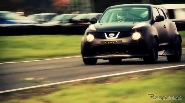 英国のサーキットで初テストを行った日産ジューク-R(動画キャプチャー)