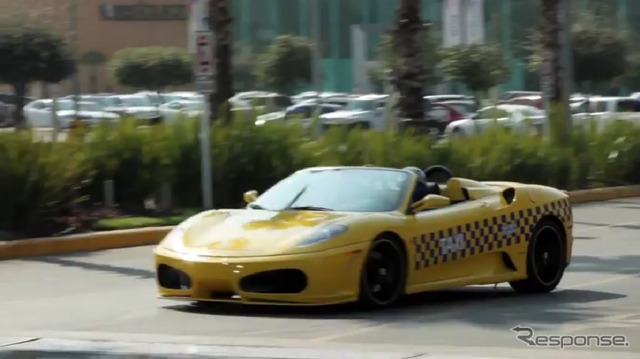 メキシコに出現したフェラーリF430スパイダーのタクシー(動画キャプチャー)