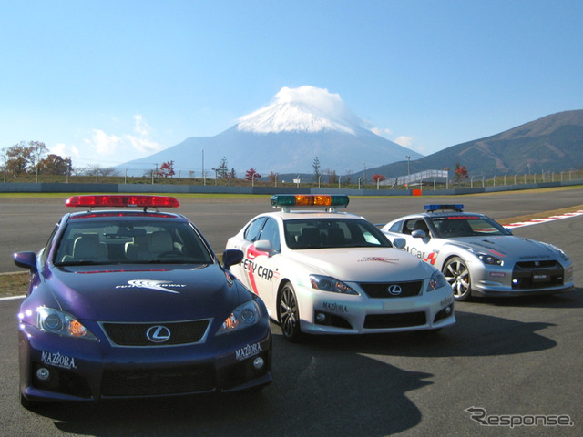 富士山をバックに、2012年の走り初め（写真：富士スピードウェイのオフィシャルカー）