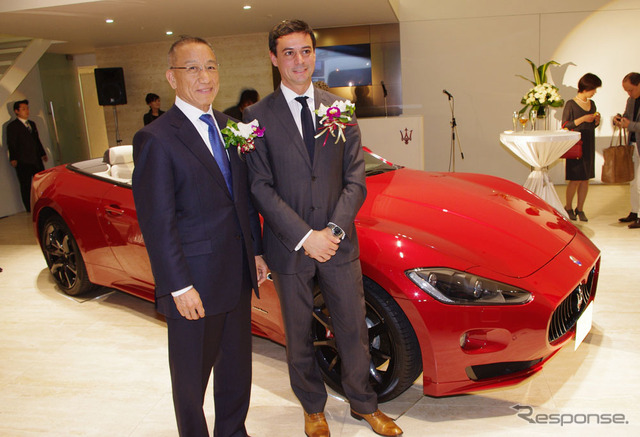 八光カーグループ池田淳八社長（左）とマセラティジャパンのファブリッツィオ・カッツォーリ社長（右）