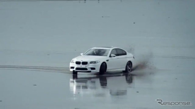 英国ウェールズの砂浜で豪快にテールスライドする新型BMW M5(動画キャプチャー)