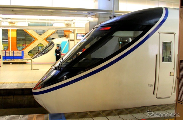 小田急RSE(奥)と、RSEと基本仕様が同じJR東海の371系。JR車も同時期に一般営業から退役する。