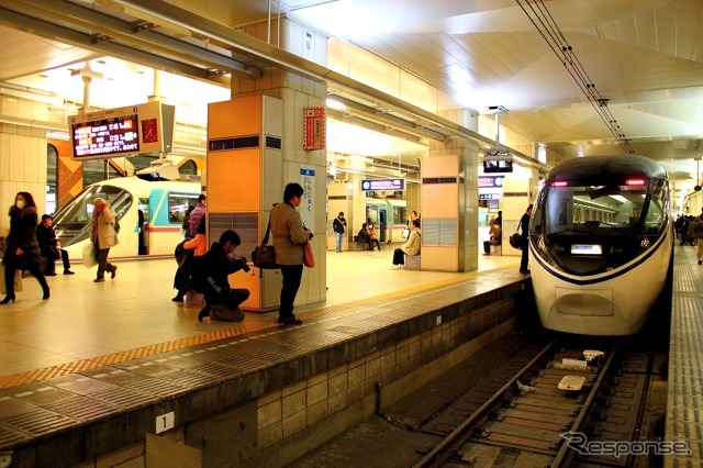 小田急RSE(向かって左)と、RSEと基本仕様が同じJR東海の371系(右)。JR車も同時期に一般営業から退役する。
