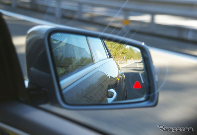 車両が接近すると三角の赤い矢印が点灯する