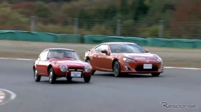 サーキットでランデブー走行するトヨタ・スポーツ800とトヨタ86(動画キャプチャー)