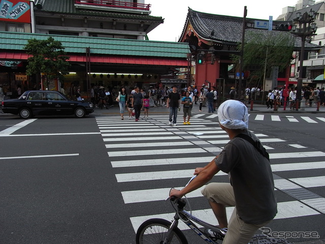 自転車は、クルマ・バス・歩行者と混雑するなかを走ることになる