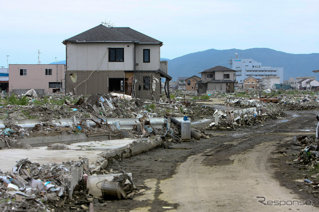 東日本大震災発生から5か月目当時。地盤沈下により広範囲で水が上がってきている。石巻市南浜町付近