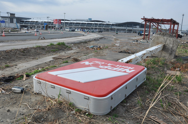 津波が直撃した仙台空港。数店舗あったレンタカー店はマツダレンタカーの店舗と日産レンタカーの看板を残し全て流された(2011年5月)