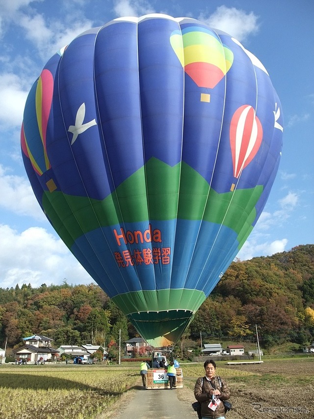 ホンダ体験学習号。今回はカメラマンや競技空域の自治体のひとつ、芳賀町の豊田征夫町長などが同乗した。気球の容積は5000m3。一般家庭の浴槽2万5000杯分だ。