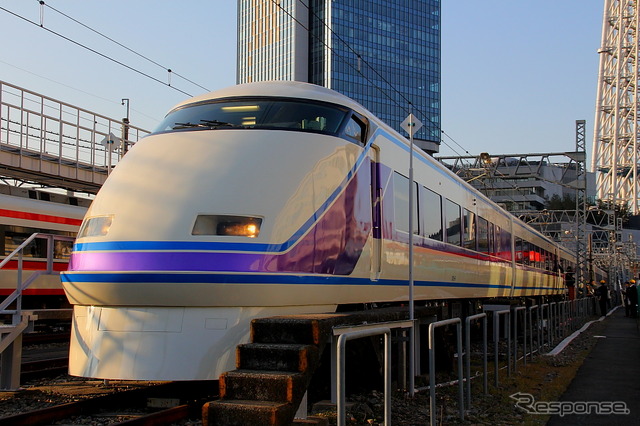 東京スカイツリーライティングデザイン「雅」をイメージした江戸紫カラーの東武100系スペーシア