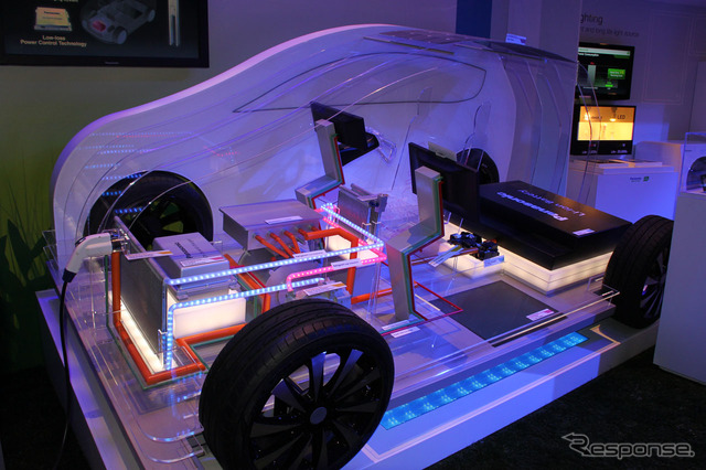 リチウムイオン電池の開発で主導権を握ろうと、家電メーカーも車両関連で出展。CES2011会場で