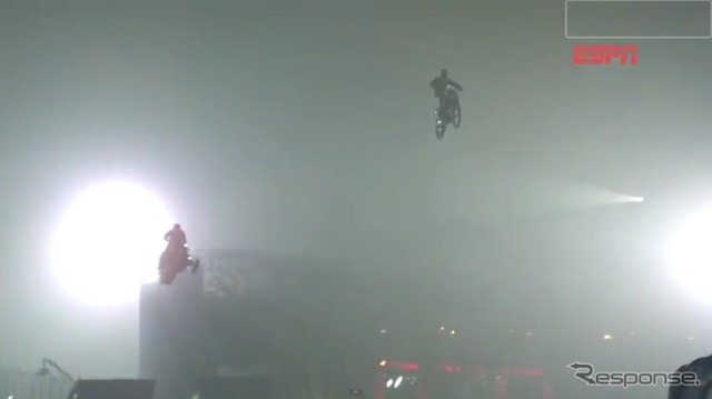 スノーモービルとバイクが運河をまたぐ大ジャンプに挑戦(動画キャプチャー)