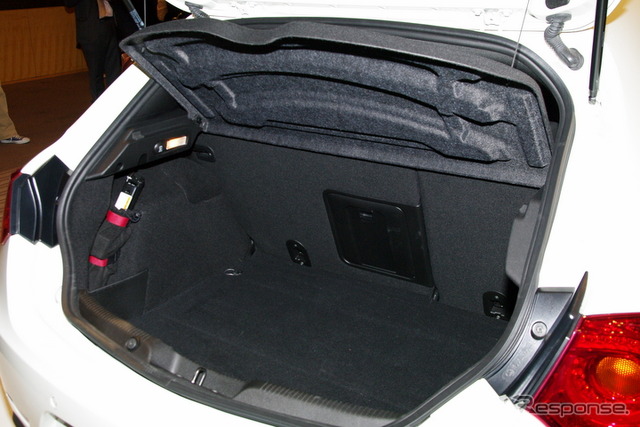 トランクルームは標準モデルで350リットルの容量を確保。BOSEオーディオシステム搭載車でも荷室の形状は配慮されている